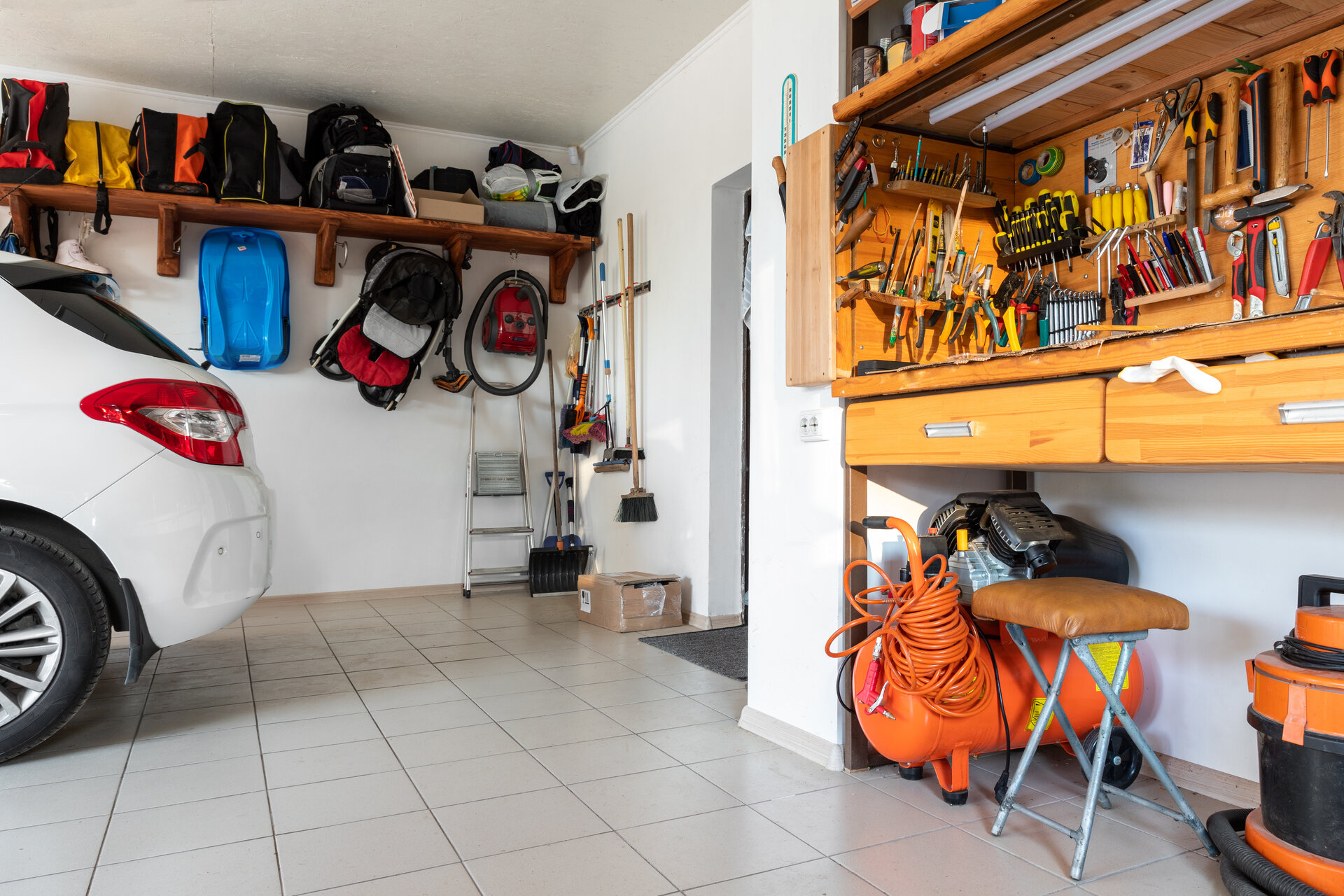 You are currently viewing Wenn die Garage nicht mehr ausreicht: Tipps und Tricks für zusätzlichen Stauraum